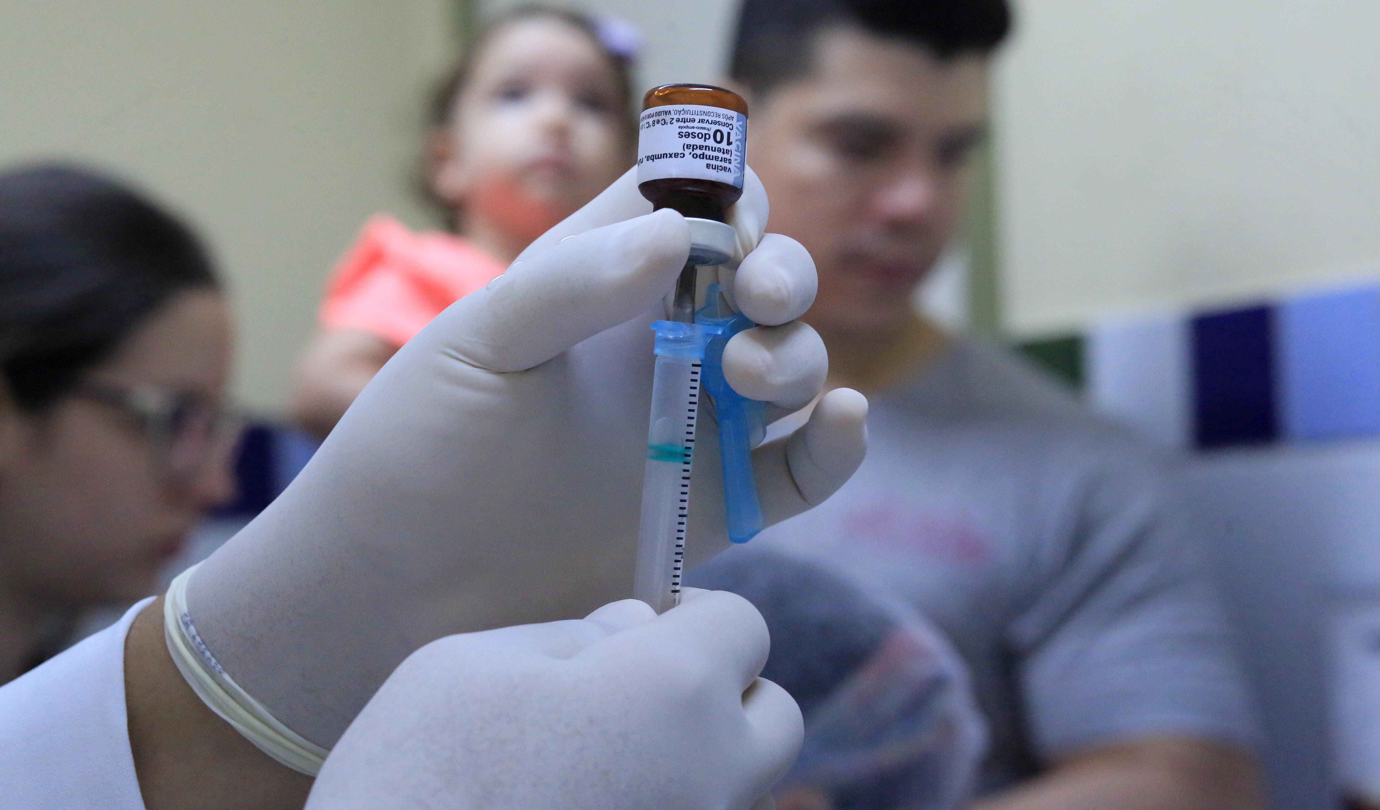 a foto mostra uma seringa de vacina
